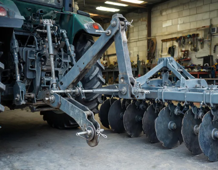 Disc harrow mounting inspection